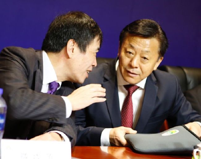 军队用炸药在城市内部进行野蛮的爆破，终于打开了库房的大门，发现了里面堆积如山的财宝。